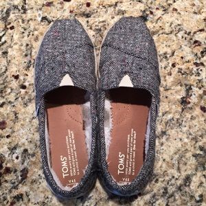 Toms Youth size 4.5 silver Karsen Classics